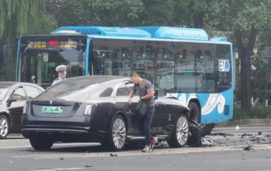 车评人陈震劳斯莱斯发生车祸，曾经说过，只买交强险和车辆使用税