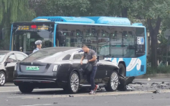 车评人陈震劳斯莱斯发生车祸，曾经说过，只买交强险和车辆使用税